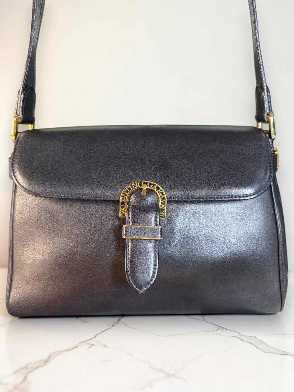 Valentino Garavani Vintage Leather Shoulder Bag w/Iconic Gold Logo Buckle & COA - Picture 3 of 16
